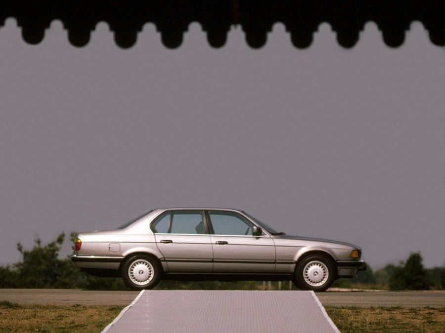  BMW 730i 1986 года  (фото 3 из 4)